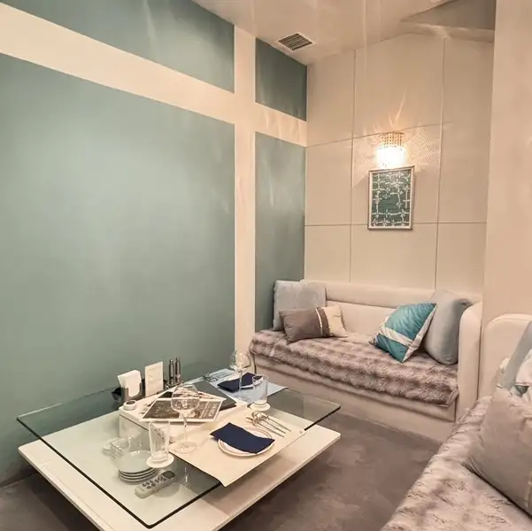 【完全個室完備】カラオケ完備のティファニールームは、当店自慢のVIPルーム。靴を脱いでくつろげるふかふかのカーペットとソファでお好きなスタイルでゆったりお過ごしいただけます。大人女子会や誕生日会、特別な記念日にもおすすめのプライベート空間です。