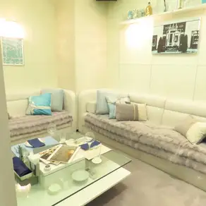 私人VIP包间！配备卡拉OK设备，是女生聚会或生日派对的理想之选。脱掉鞋子，以您喜欢的姿势放松地躺在舒适柔软的地毯上。