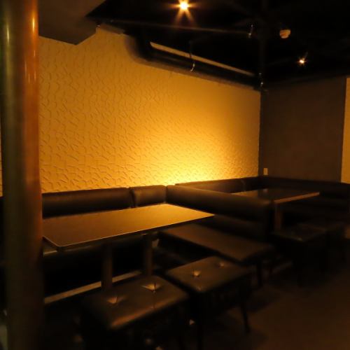 <p>ゆったりとしたプライベート空間を演出するBOX席は、ご家族や友人、仕事仲間との集まりに最適。周囲を気にせず落ち着いて会話を楽しめるため、誕生日会や記念日、歓送迎会など様々なシーンにぴったりです。快適なクッションシートと程よい照明がリラックスした時間を提供し、ゆっくりとお食事やお酒を堪能いただけます。人</p>