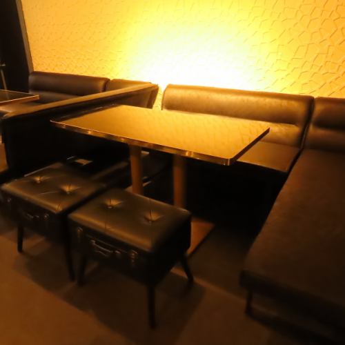 <p>周りを気にせず過ごせるプライベート感あふれるBOX席。落ち着いた空間でゆったりとくつろげるため、デートや親しい仲間との食事にぴったりです。程よい広さと快適な座席で、長時間のご利用でも疲れにくく、心地よい時間をお約束します。グループでのご利用も可能なので、気兼ねなく盛り上がりたい時にぜひご利用ください。</p>