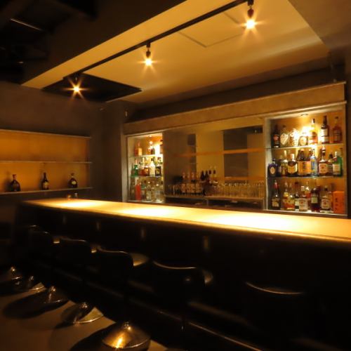 <p>お一人様でも気軽にご利用いただけるカウンター席をご用意しております。スタッフとの会話を楽しみながら、ゆったりとお食事やお酒を味わえる落ち着いた空間です。ビジネスの合間やお仕事帰りのひと息にもぴったりで、初めての方でも安心してご来店いただけます。</p>