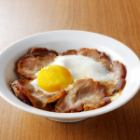 お酒のおつまみに焼き豚エッグ