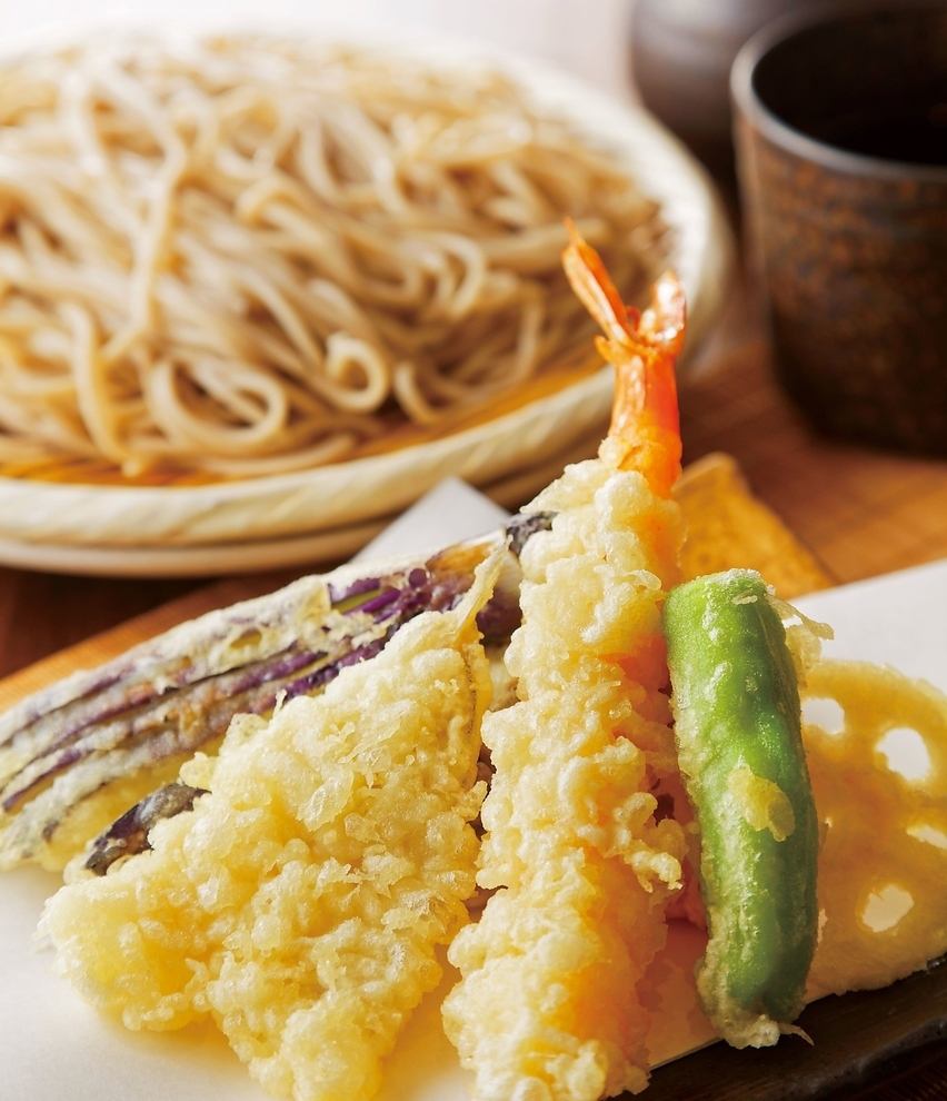 ランチは蕎麦と天ぷら中心のラインナップ。ディナーは蕎麦と和食とお酒で楽しめます！