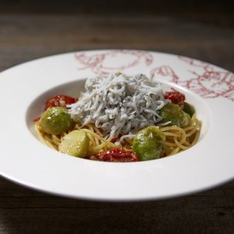 Mini squid and asparagus peperoncino with bottarga