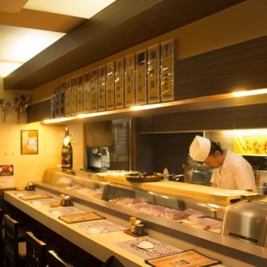 一个人或一小群人都可以享受的柜台座位！标准的寿司店的柜台座位是一个开放式厨房，所以我们来到高级寿司店，一边看着板前的手艺。您可以享受心情。当您访问船桥时，请使用寿司！