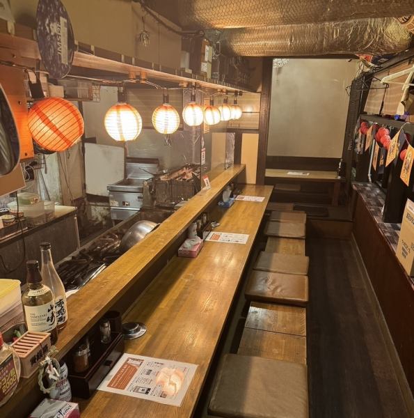1階は活気溢れるカウンター席も！お一人様でのご来店も歓迎しております◎お仕事帰りのサク飲みや、ゆっくり落ち着いた一人のお食事時間を満喫したい時などのご利用におすすめです。また、若い元気なスタッフとの会話も楽しめたり、焼鳥を炭火で焼くところも見られる特等席でもございます！
