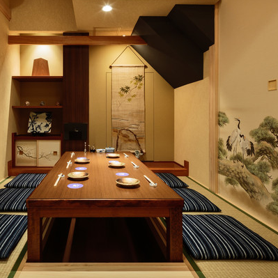 We have private tatami rooms available.We have private rooms for 4, 6 and 10 people.It is a space where you can relax and enjoy hospitality for important guests, such as business entertainment or dinner parties.It can accommodate up to 20 people.Please feel free to contact us if you would like to use our facilities for banquets and other events.