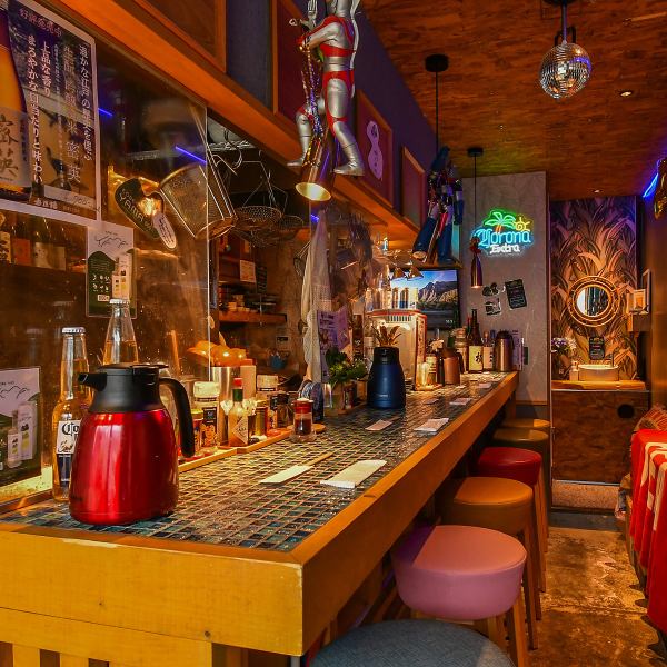 Our shop is modeled after the Cuban bar "La Bodeguita del Medio," famous for being the birthplace of the mojito and beloved by Hemingway. The interior is stylish, evoking blue, wood, and the sea.