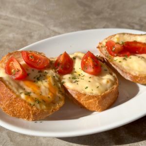 チーズソースのブルスケッタ