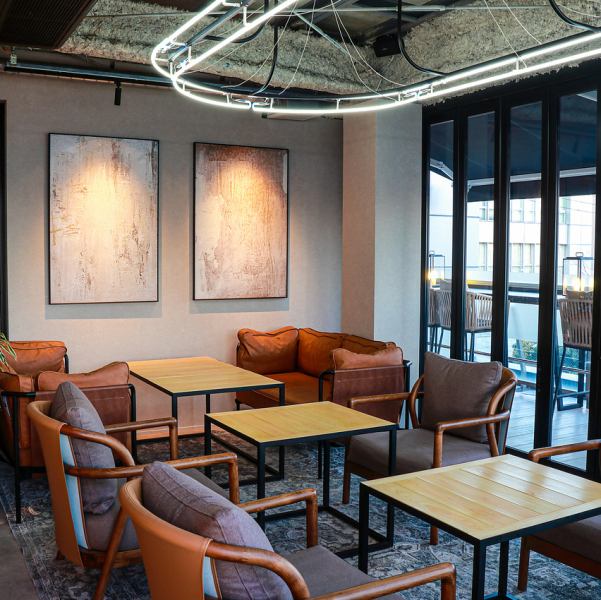 【記念日デートや女子会に最適】昼と夜で印象がガラッと変わるアンティーク調の店内では優雅にお食事やお酒をお楽しみいただけます。夜は照明を落として営業しているので、記念日デートや大人女子会に最適です。