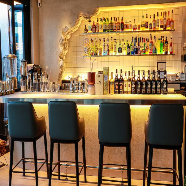 【2件目のバータイムに最適】ナチュールワインやプレミアムウイスキーなど、お酒の種類はエリア随一の品揃え。カウンター席ではバーテンダーのシェイカー捌きを目の前で見られる特等席。好アクセスながら落ち着いてお酒を楽しめる隠れ家的な雰囲気。