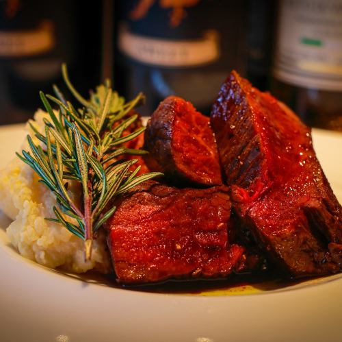 【シェフ厳選】和牛ランプのステーキ。お肉を最高に美味しい状態でいただけるように焼き方にもこだわりを