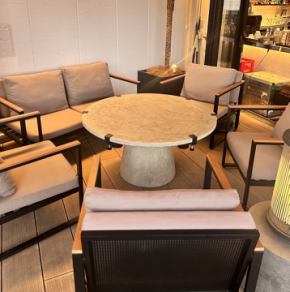 【喫煙可能】テラスのソファ席です。最大六名様までご利用可能です。(こちらのお席は18時以降のご利用の場合、テラスチャージとしてお一人様500円頂戴いたします。）