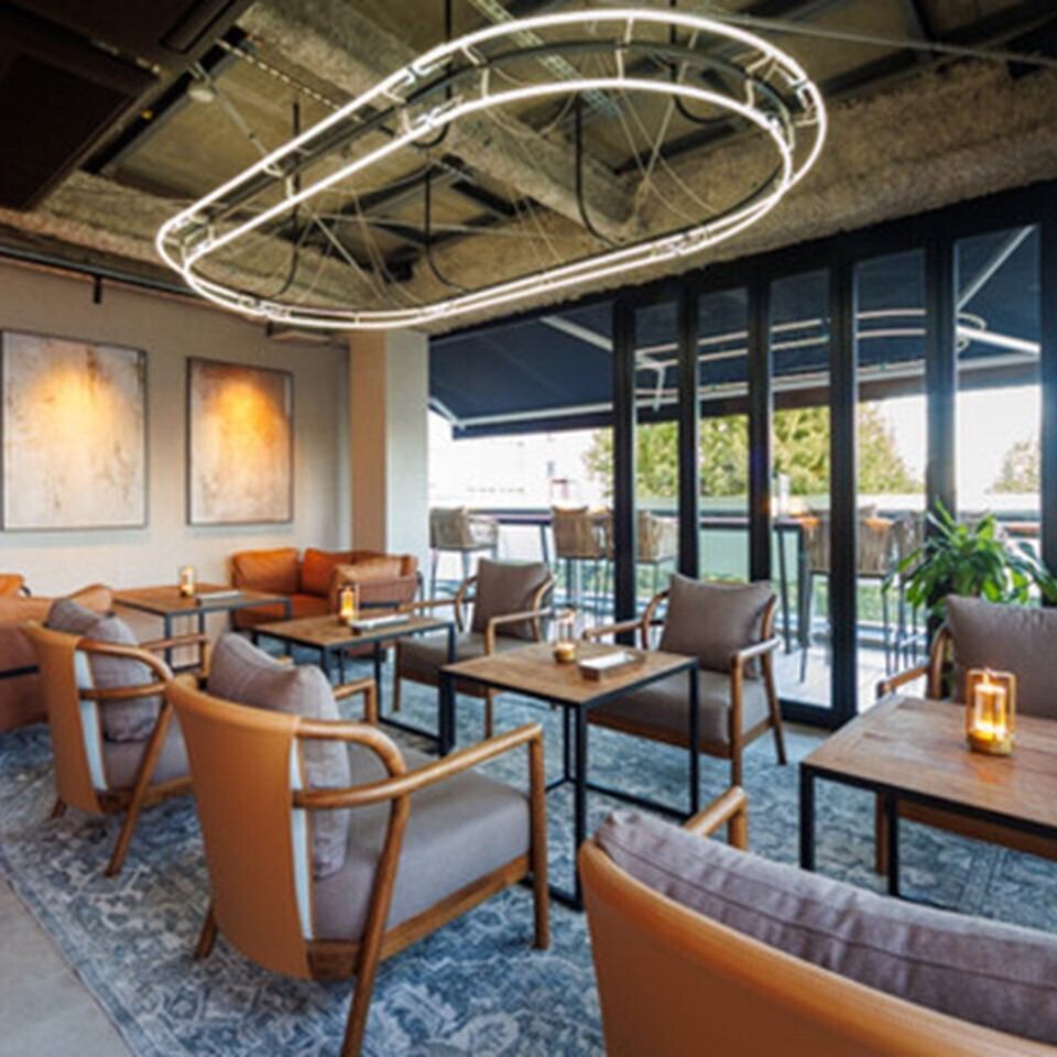 お洒落で落ち着いた店内。内装や家具にはこだわりを詰めました。