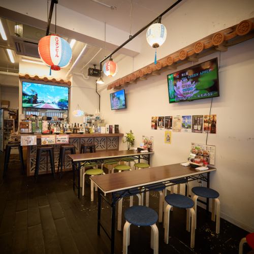 お席を繋げて大人数でも対応可能です◎木目調のテーブルと、暗めの照明がマッチした落ち着いた雰囲気の店内です◎