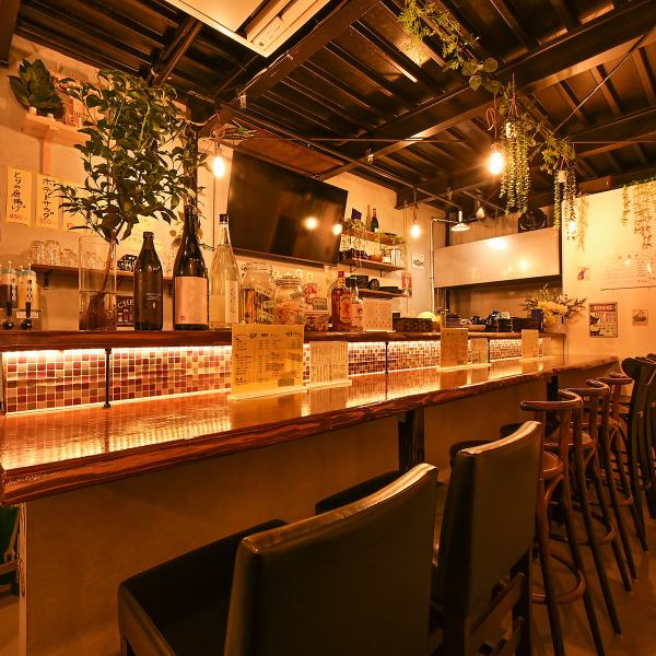 少人数に最適な席も多数★カウンター席は厨房が見えるライブ感を楽しめ、ひとりでも気軽に利用できます◎テーブル席ではプライベートを保ちながら落ち着いて食事ができ、学生や同僚との食事にもぴったり♪空間全体にはグリーンの装飾を施し、温もりと癒しの演出にこだわっています☆明るく和やかな雰囲気で居心地抜群です!