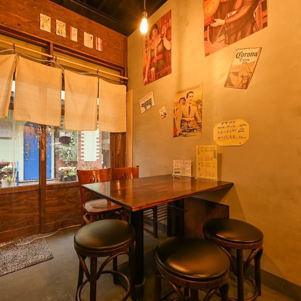 アクセスしやすい立地にあり、外観は路地裏の隠れ家的な趣で特別感を演出◎店内は木の温もりや緑を取り入れ、落ち着きながら明るいムードが漂います★お一人様でも入りやすいようにカウンターを充実させ、女性客にも人気です♪さらに、ジャズが流れる空間で会話が弾む心地よさをお届け☆