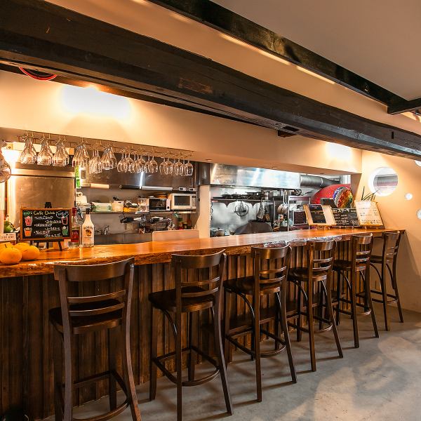 【お一人様も大歓迎】お一人様でのご来店も大歓迎です。スタッフとの会話を楽しむのもカウンター席の魅力の一つです♪秦野駅から10分もかからないので、お仕事帰りやちょっと一杯飲みたい時などに◎豊富な一品料理と充実のお酒をご用意してお待ちしております。