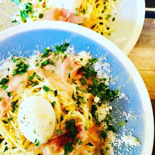 Butter cheese spaghetti with prosciutto and soft-boiled egg