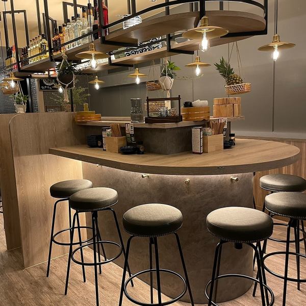 【カウンター席も◎】落ち着いたおしゃれな店内♪カウンター／ソファー席／テーブル席