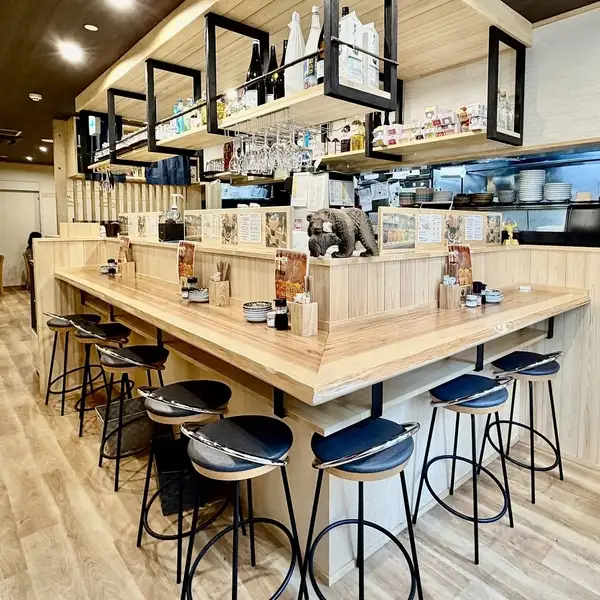 【カウンター席も◎】落ち着いたおしゃれな店内♪カウンター／ソファー席／テーブル席