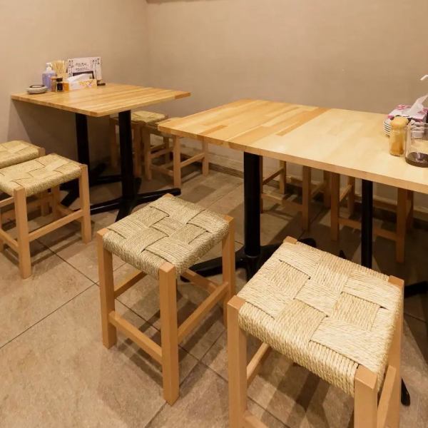 《Stable popular seats for date scenes》We have a total of 4 tables for up to 4 people.The relaxing interior is perfect for a date scene or a drinking party with a small number of people.The tables can be joined together for a banquet for up to 8 people, so please feel free to contact us.