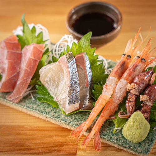 【고기에 지지 않는 신선도 중시!】 엄선 매입의 제철 생선으로 곁들여 만든 3종 모음 980엔(부가세 포함)
