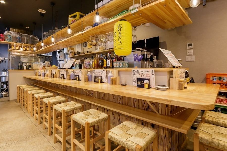 《お1人様から大歓迎♪》仕事終わりのサク飲み利用にオススメのカウンター席は全11席ご用意◎明るい店内で料理も絶品♪ちょっぴり贅沢したいときにもおオススメのお料理で至福のひとときをお過ごし下さい。