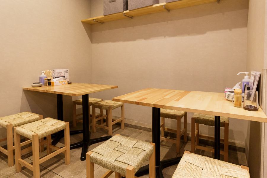 《デートシーンなど安定の人気席》最大4名様掛けのお席は全4テーブルご用意しております。デートシーンや少人数での飲み会時には和む店内がピッタリ♪テーブルをつなげて8名様程の宴会利用にも対応しておりますのでお気軽にご相談ください♪