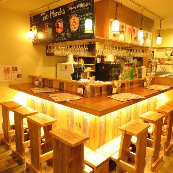 Eight L-shaped counter seats are available.One customer is also welcome! Everyone is friendly ♪ 4 people, 4 people can seat.It may be nice to have a quick stop at the counter after work and have a light drink at the counter.Of course, friends and lovers can also sit side by side and have a friendly drink.