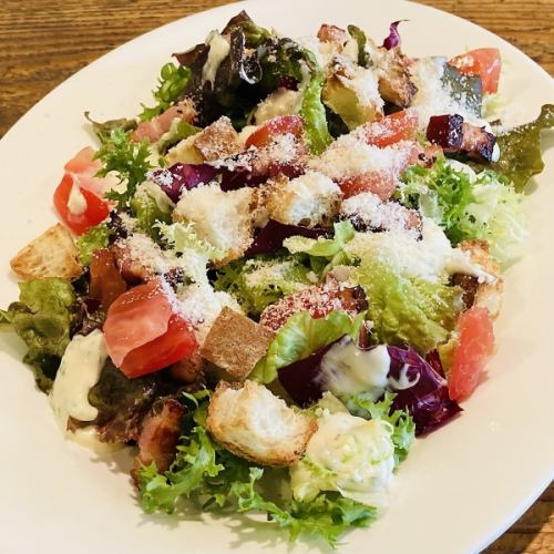 Caesar salad with crunchy croutons