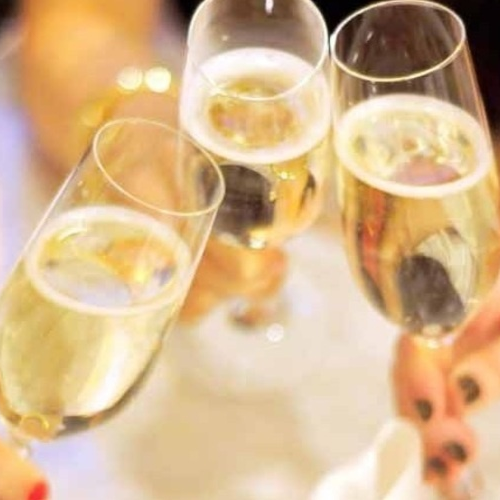 A glass of sparkling wine on your birthday reservation & visit ♪