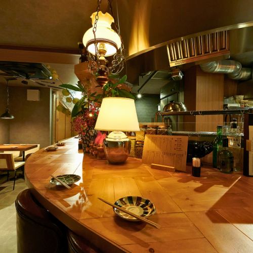 ゆっくりお食事をお楽しみいただけます！カジュアルでお洒落な雰囲気な店内。開放的な店内にはレイアウトがしやすいテーブル席も多数ございます。#大阪ごはん #大阪産 #黒毛和牛 #なにわ黒牛 #創作和食 #すき焼き #しゃぶしゃぶ #鍋 #土鍋ごはん #新年会 #歓迎会 #送別会 #女子会 #大人デート