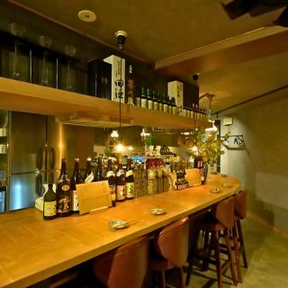 ゆっくりとお食事や会話を楽しめるテーブル席をご用意しています。活気がありながらも落ち着いたスタイリッシュな雰囲気です。#大阪ごはん #大阪産 #黒毛和牛 #なにわ黒牛 #創作和食 #すき焼き #しゃぶしゃぶ #鍋 #土鍋ごはん #新年会 #歓迎会 #送別会 #女子会 #大人デート