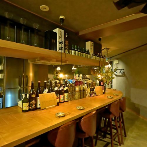 ゆっくりとお食事や会話を楽しめるテーブル席をご用意しています。活気がありながらも落ち着いたスタイリッシュな雰囲気です。#大阪ごはん #大阪産 #黒毛和牛 #なにわ黒牛 #創作和食 #すき焼き #しゃぶしゃぶ #鍋 #土鍋ごはん #新年会 #歓迎会 #送別会 #女子会 #大人デート