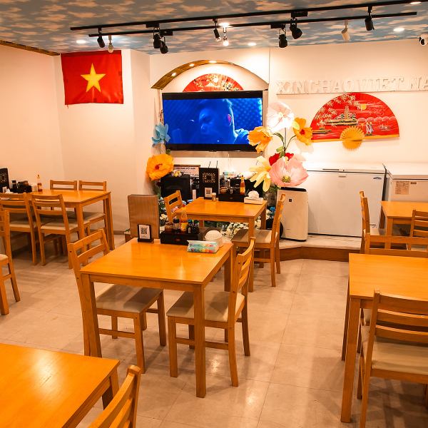 【明亮美觀、適合多種場合的氛圍】我們努力打造給人整潔感覺的美麗店鋪，整體氛圍明亮、舒適。您可以根據自己的需求和場合來使用餐廳，無論是用餐還是只是喝酒。