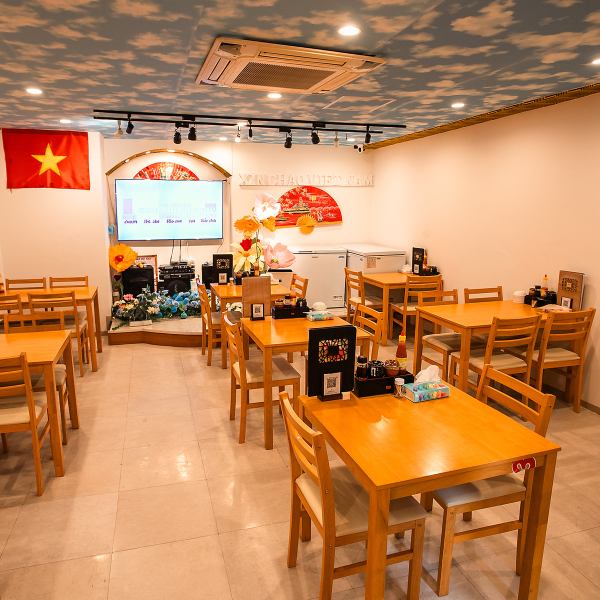 【提供方便的桌席座位！ 】桌席座位共14個。其中三個座位可供兩人使用，其餘座位可供四人使用。我們可以根據團體人數連接座位，因此可以靈活地容納大型團體。我們還設有開放式露台座位，請選擇您喜歡的座位。