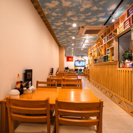 【4人掛けテーブル席×11卓】家族での食事、仕事帰りや友人との飲み会などに便利なお席です。人数に合わせ席を繋げることもでき、グループでのご利用にオススメです◎