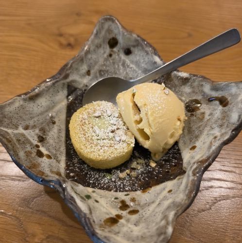 ピスタチオロールケーキ アイス添え