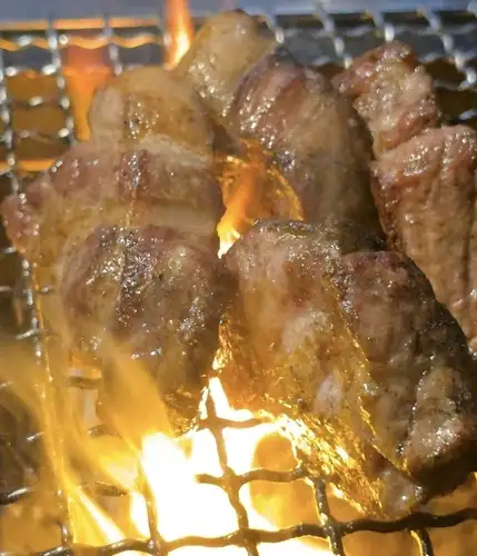 【炭火で香ばしく焼き上げる名物「モクサル」♪】