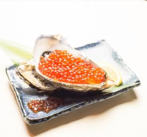 Hokkaido oyster topped with spilled salmon roe (1 piece)