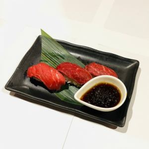 Beef nigiri (3 pieces)