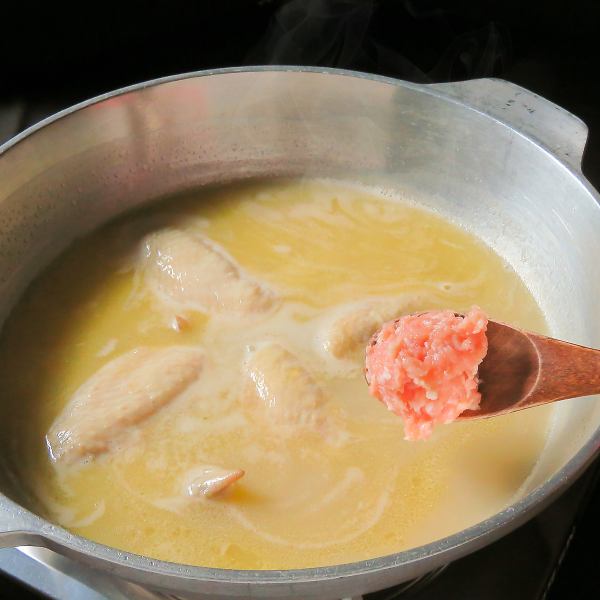 【極上の水炊き】鶏ガラを6時間以上煮込むことで旨味が凝縮！自家製つくねとの相性抜群！是非ご賞味を。