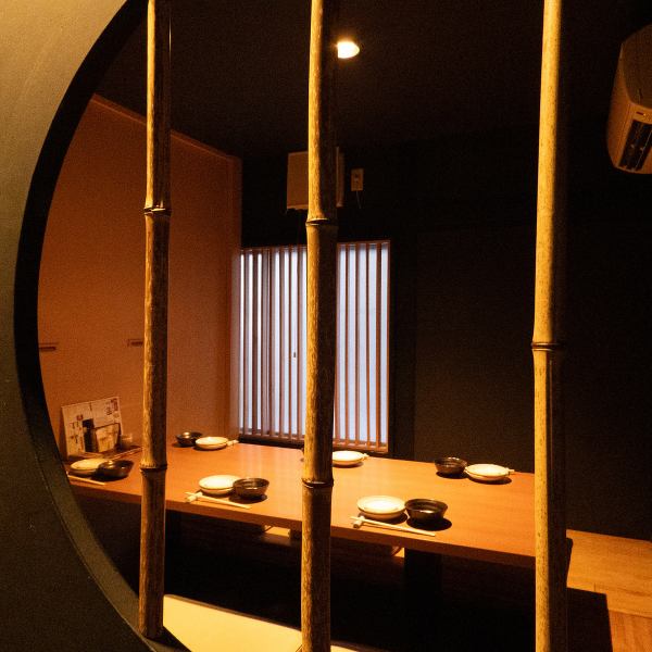 [Small groups OK! Relaxing private rooms] The interior of the restaurant has a calm atmosphere based on black, and we mainly have private rooms for small groups.We have a variety of seating options, including tables, tatami mats, and sunken kotatsu tables, so you won't have to worry about the occasion.Please relax and enjoy your family gatherings or gatherings with your loved ones to your heart's content.
