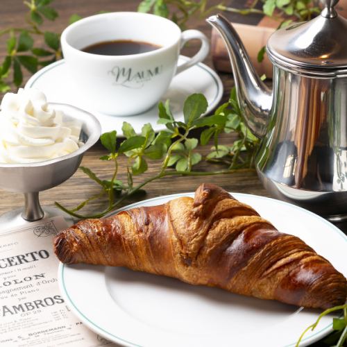 《Croissant, Whipped Cream, Chocolat chaud or Coffee》