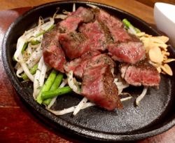 特選和牛ステーキ<100g>部位はその日の仕入れでお肉業者オススメの一番良いステーキを提供致します。