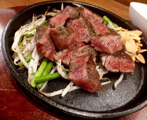Specially selected Wagyu beef steak (100g) is purchased on the day, and we provide the best steak recommended by the meat supplier.
