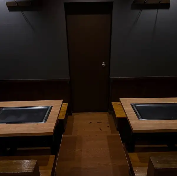 落ち着いた木目調のテーブルが並ぶ、居心地の良い掘りごたつ個室をご用意◎最大30名様まで収容可能なので、大人数でのご宴会やサークルの打ち上げ、女子会など様々なシーンで周囲を気にせずゆったりとお寛ぎいただけます。周囲に気兼ねなく会話が弾む特別な空間で、思い出に残るひとときをお過ごしください♪