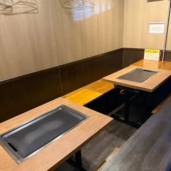木目調の壁や鉄板付きのテーブル席が広がる落ち着いた店内は、50名様から最大80名様までの貸切に対応◎大人数での宴会や集まりにも快適にご利用いただけます。アットホームな雰囲気の中で、大切な仲間と当店自慢のもんじゃ焼きや大阪風串カツを楽しみながら特別なひとときをゆっくりとお過ごしください♪