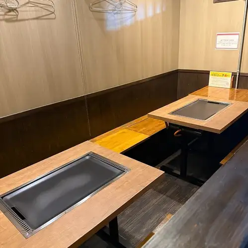 <p>木目調の壁や鉄板付きのテーブル席が広がる落ち着いた店内は、50名様から最大80名様までの貸切に対応◎大人数での宴会や集まりにも快適にご利用いただけます。アットホームな雰囲気の中で、大切な仲間と当店自慢のもんじゃ焼きや大阪風串カツを楽しみながら特別なひとときをゆっくりとお過ごしください♪</p>